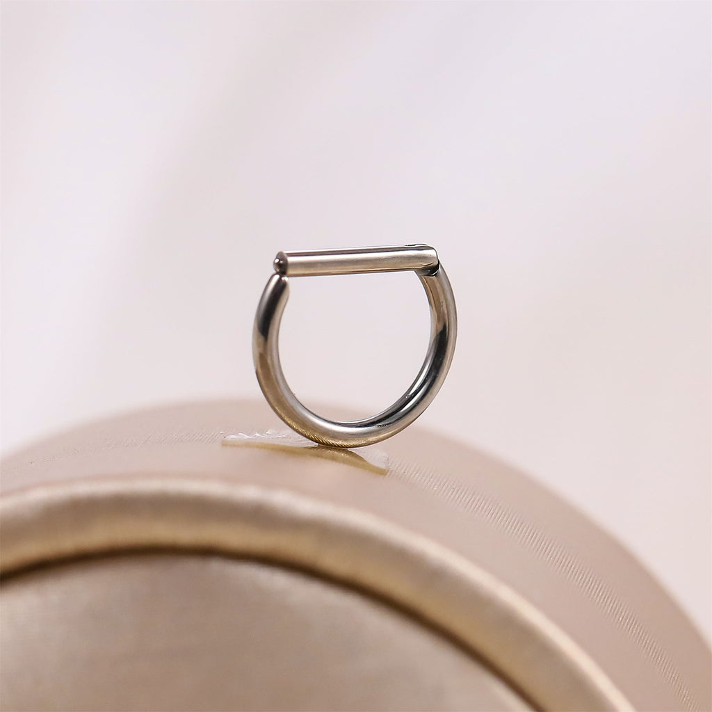 ADCM22 G-23 TITANIUM HINGED BCR WITH D SHAPEE DESIGN