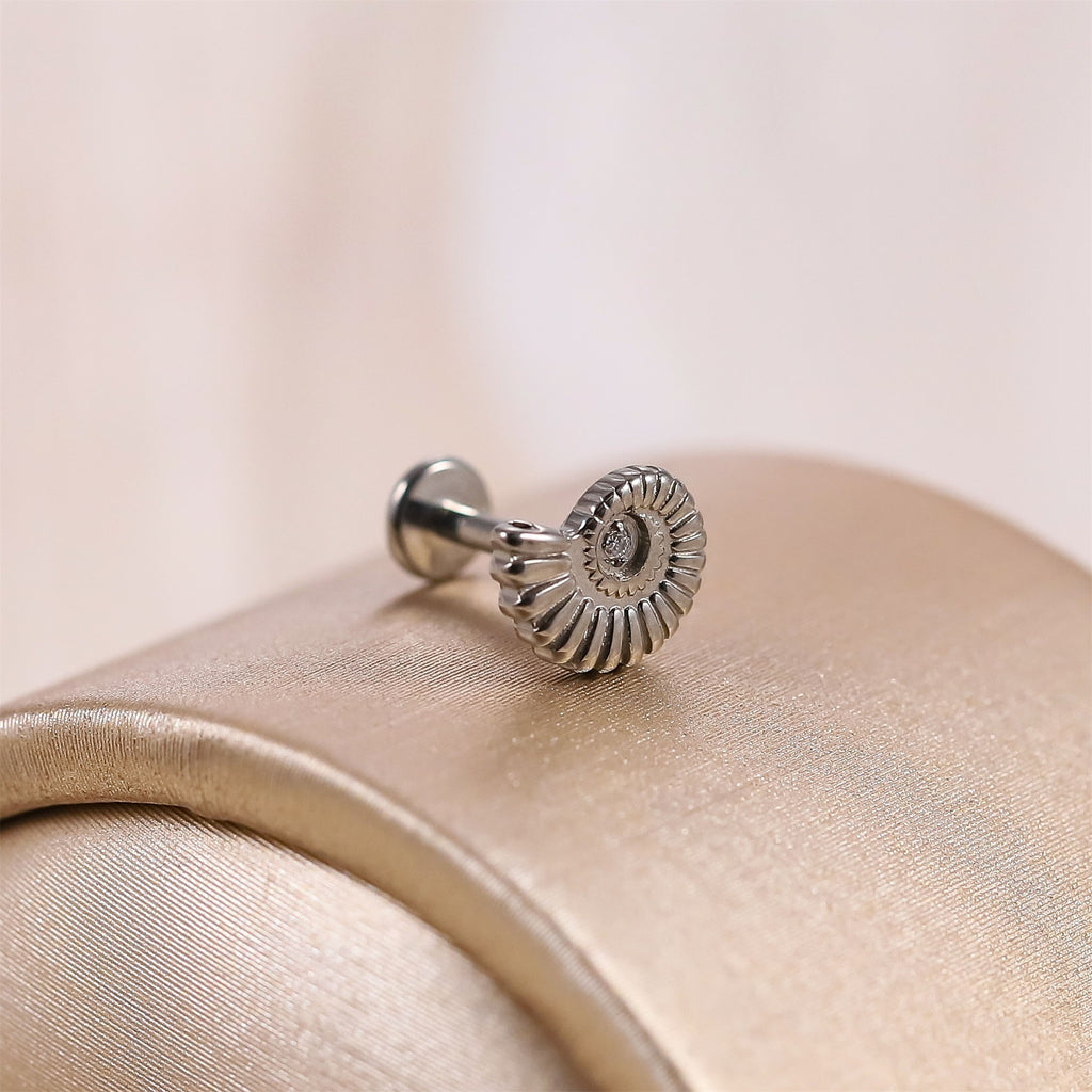 BLBJ50 G-23 TITANIUM INTERNAL THREAD LABRET WITH SHELL DESIGN