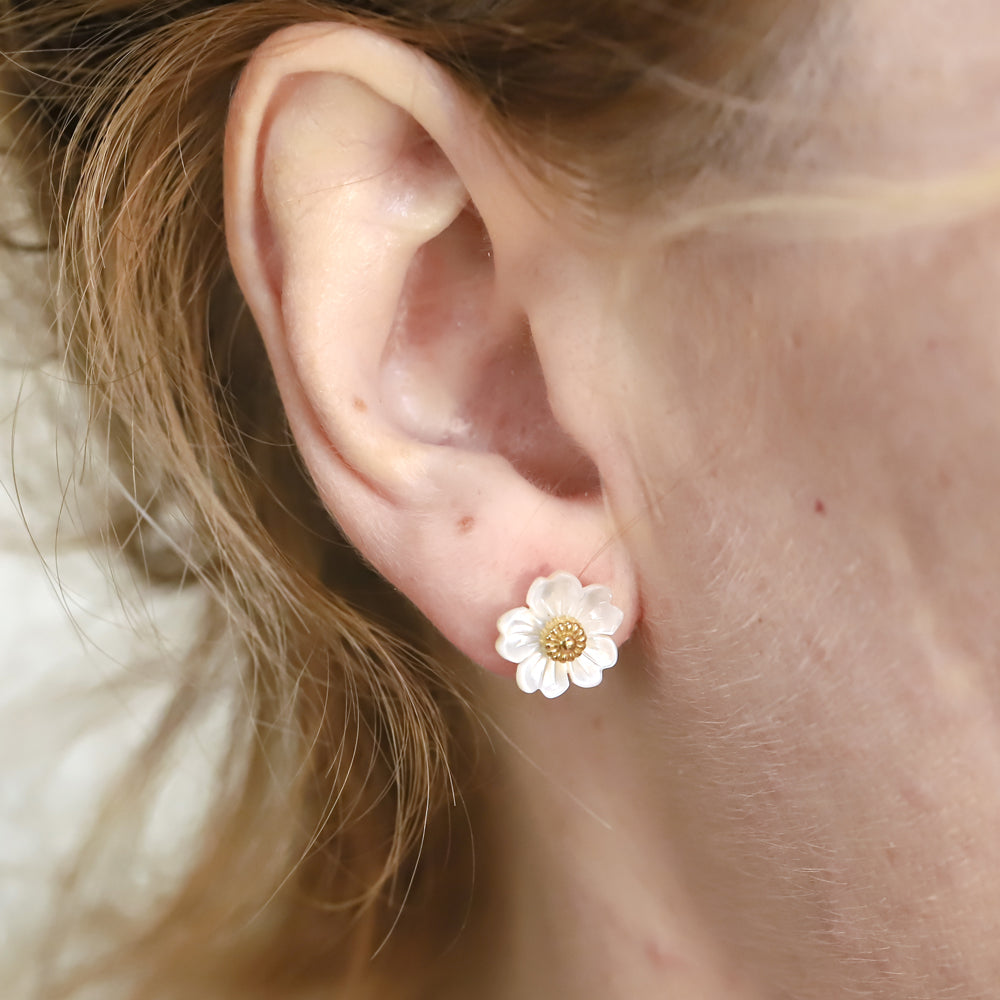 ESS793 STAINLESS STEEL EARRING WITH MOP FLOWER AAB CO..