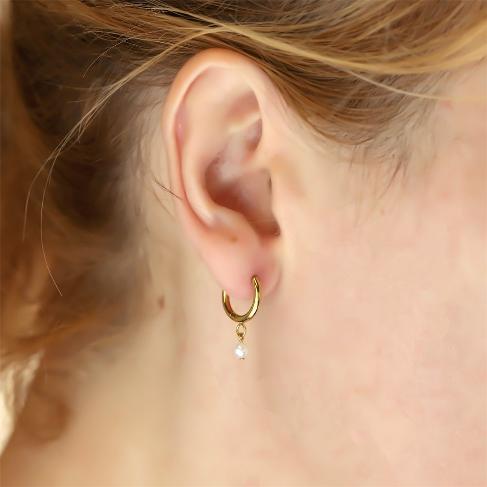 ESS882 STAINLESS STEEL HOOP EARRING WITH ROUND SHELL PEARL