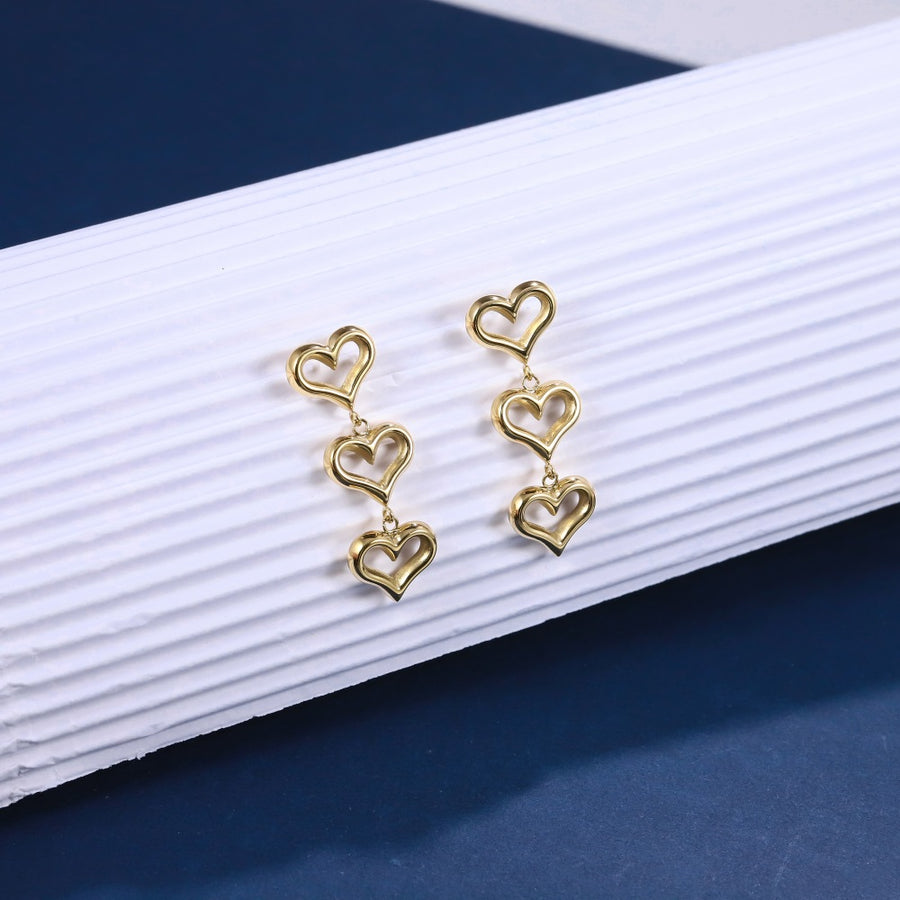 ESS900 STAINLESS STEEL EAR STUD WITH HEART DESIGN