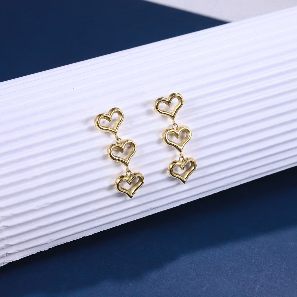 ESS900 STAINLESS STEEL EAR STUD WITH HEART DESIGN