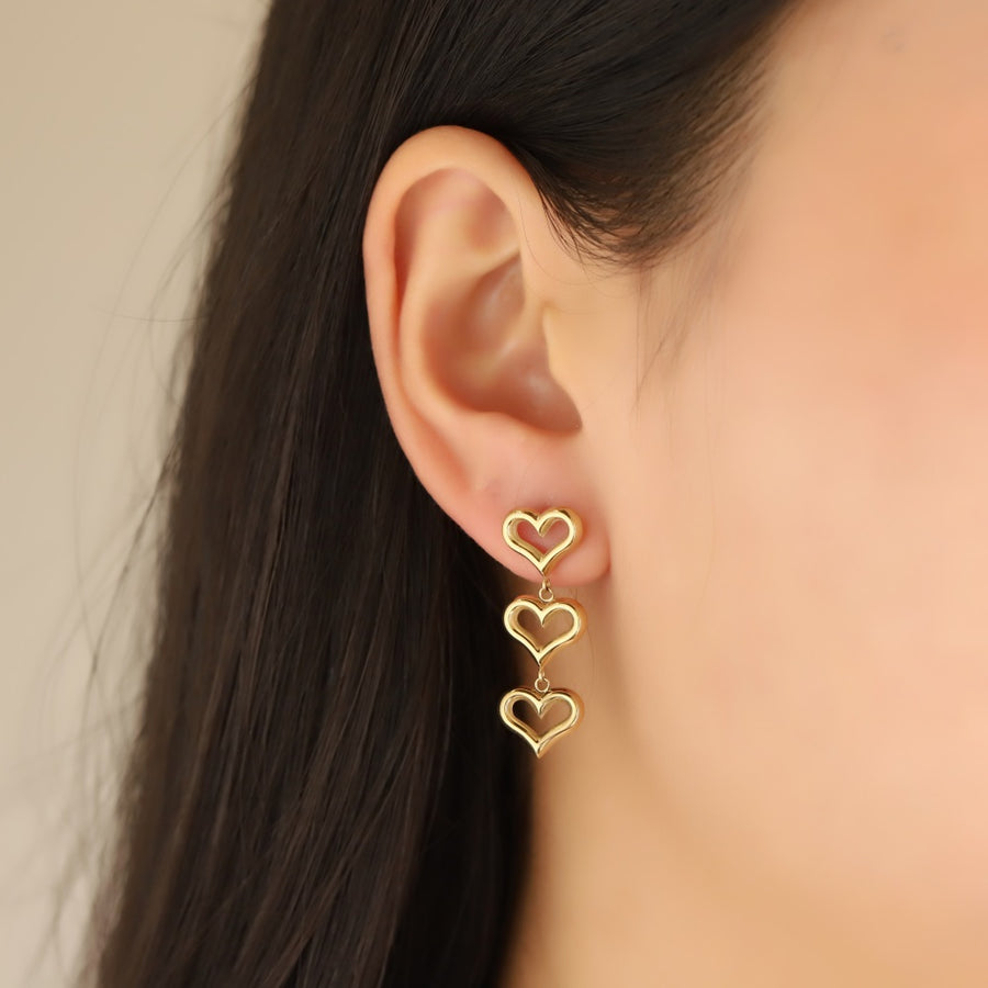 ESS900 STAINLESS STEEL EAR STUD WITH HEART DESIGN