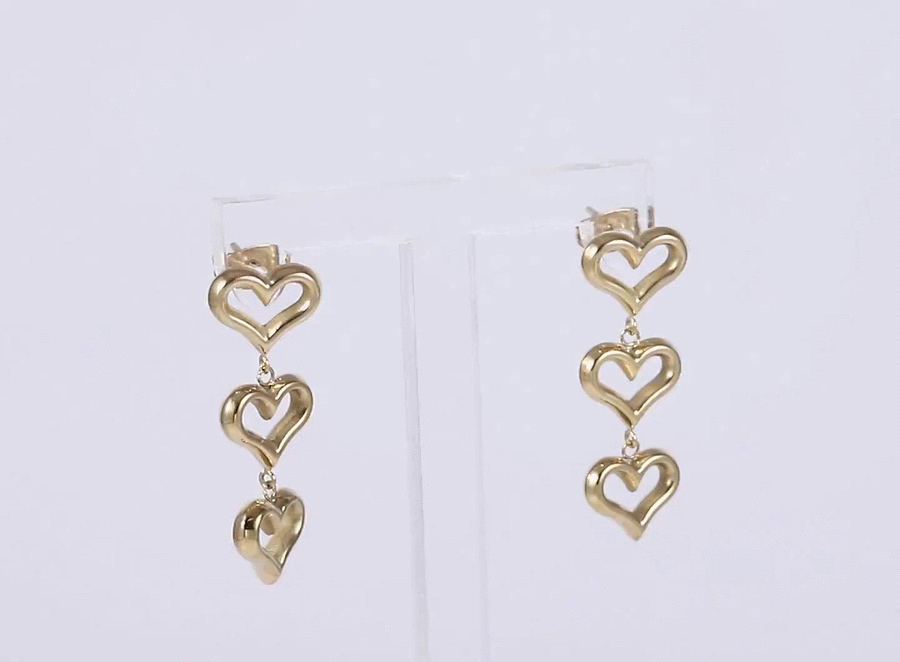 ESS900 STAINLESS STEEL EAR STUD WITH HEART DESIGN