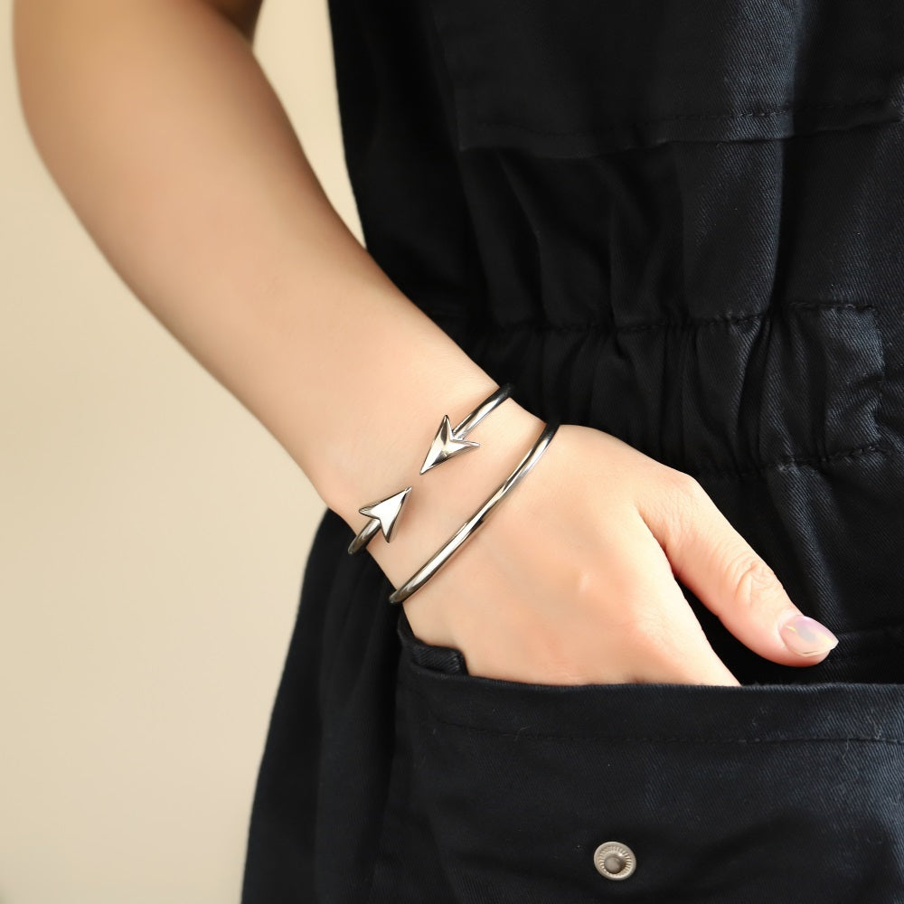 MBSG42 STAINLESS STEEL DOUBLE ARROW OPEN BANGLE