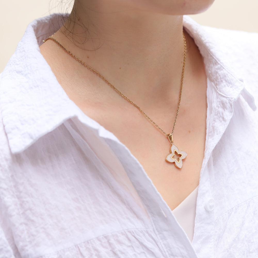 PSS1240 STAINLESS STEEL FLOWER SHAPE PENDANT WITH EPOXY AAB CO..