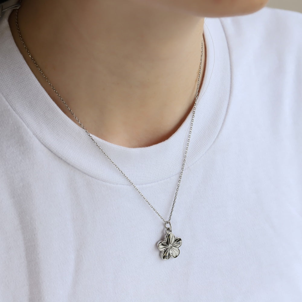 PSS1347 STAINLESS STEEL FLOWER PENDANT
