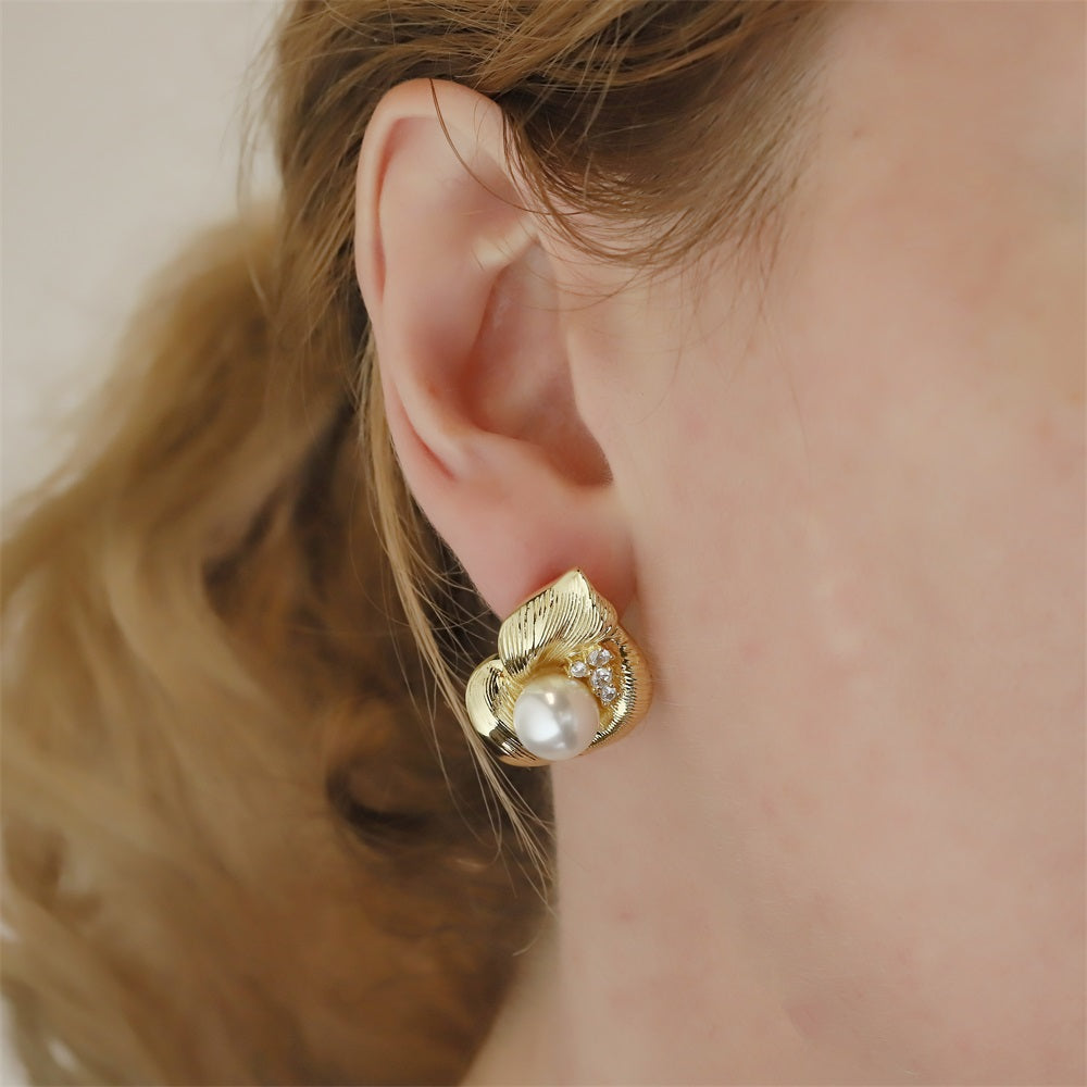 TES69 BRASS TEXTURED LEAF EARRING WITH PEARL&CZ