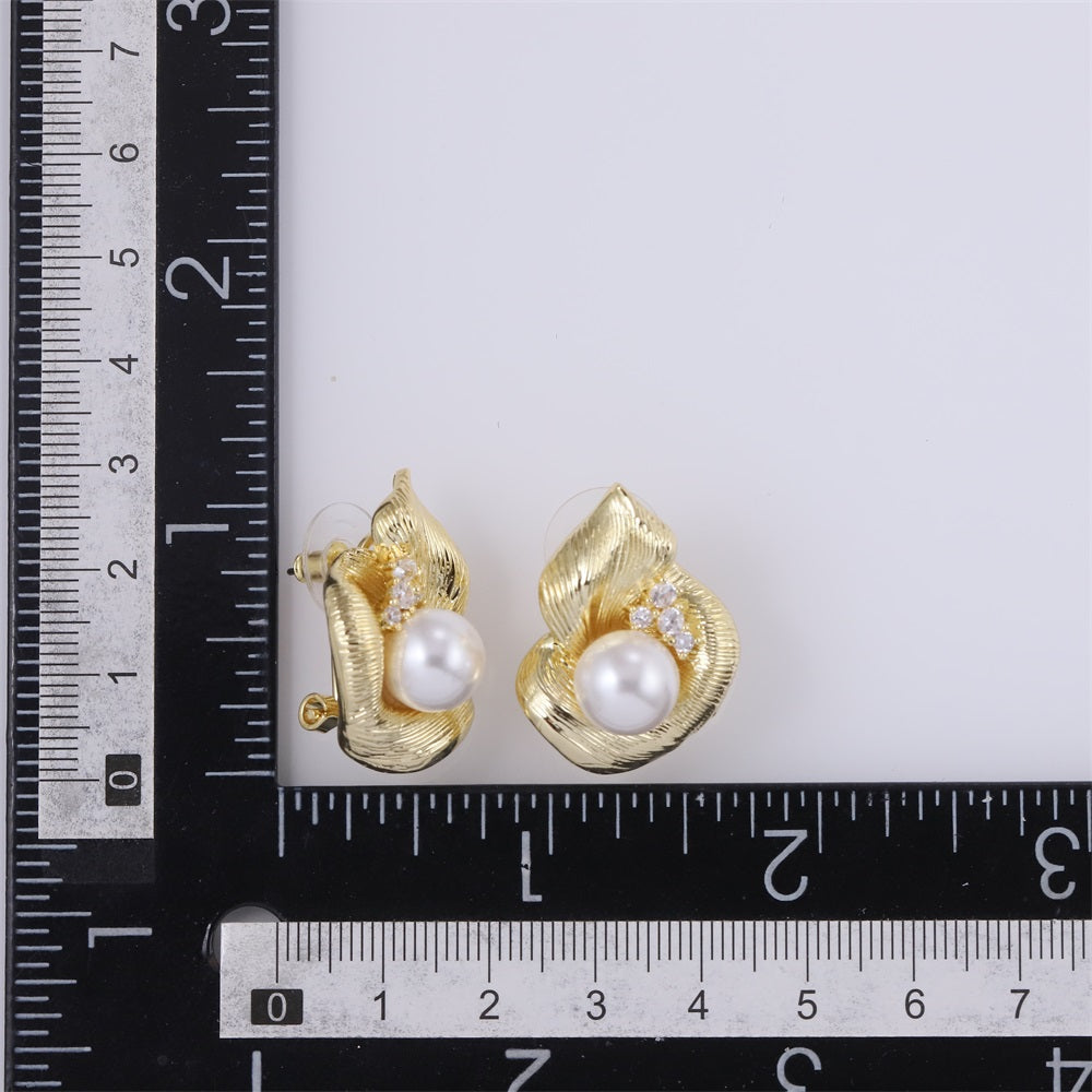 TES69 BRASS TEXTURED LEAF EARRING WITH PEARL&CZ