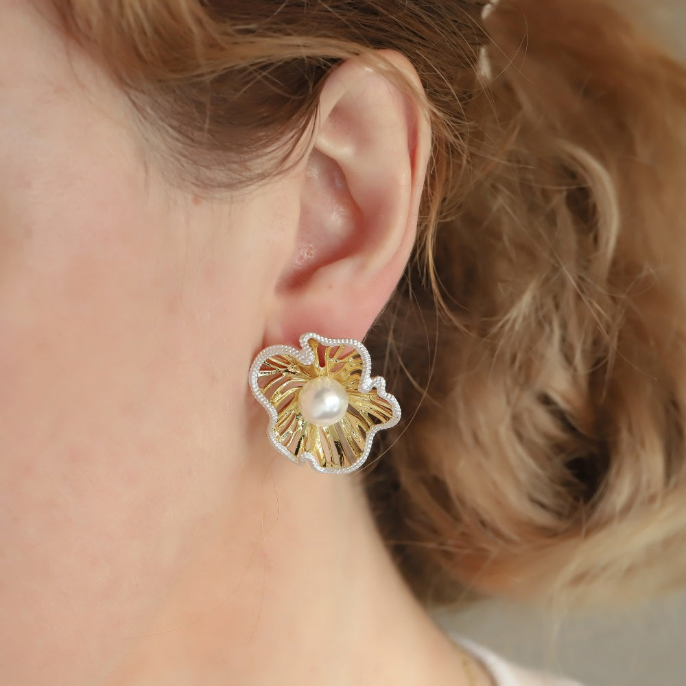 TES83 BASE METAL HOLLOW FLOWER EARRING WITH SYN PEARL
