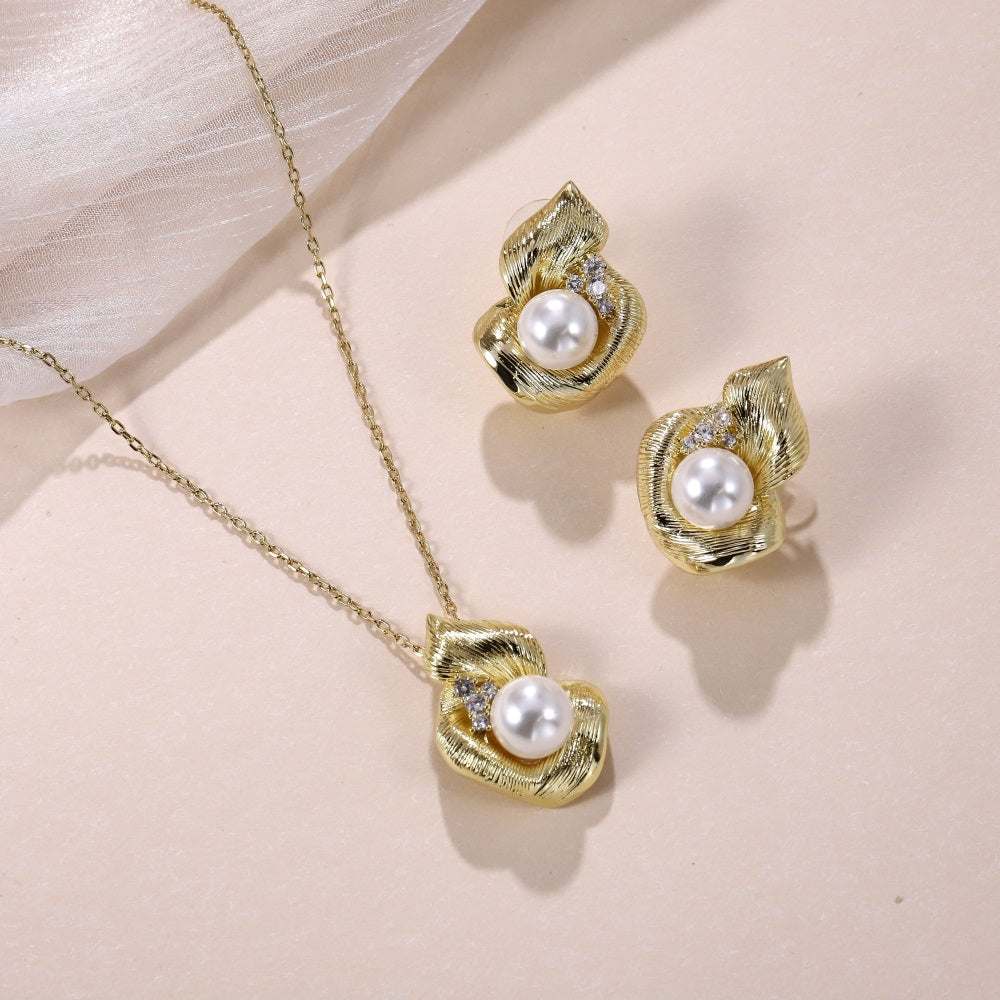 TES69 BRASS TEXTURED LEAF EARRING WITH PEARL&CZ