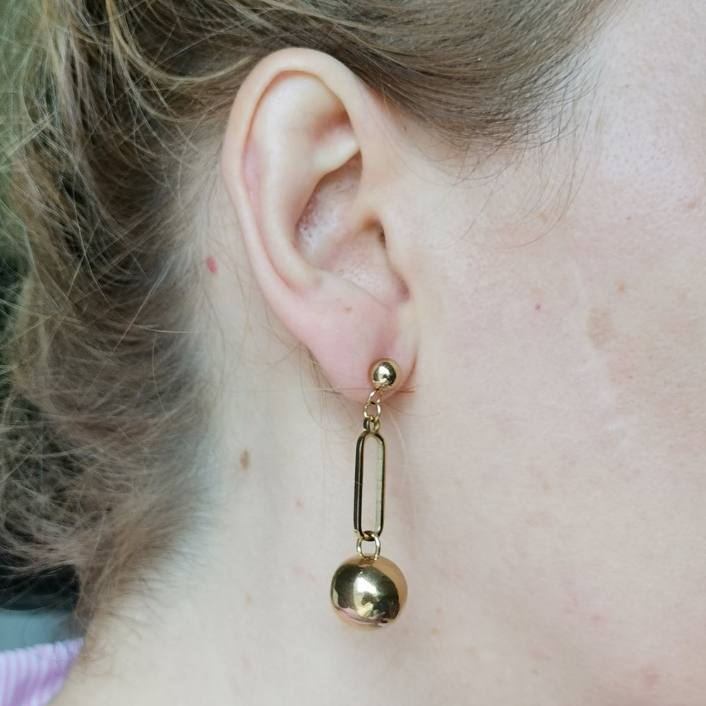 ESS675 STAINLESS STEEL EARRING WITH BALL AAB CO..