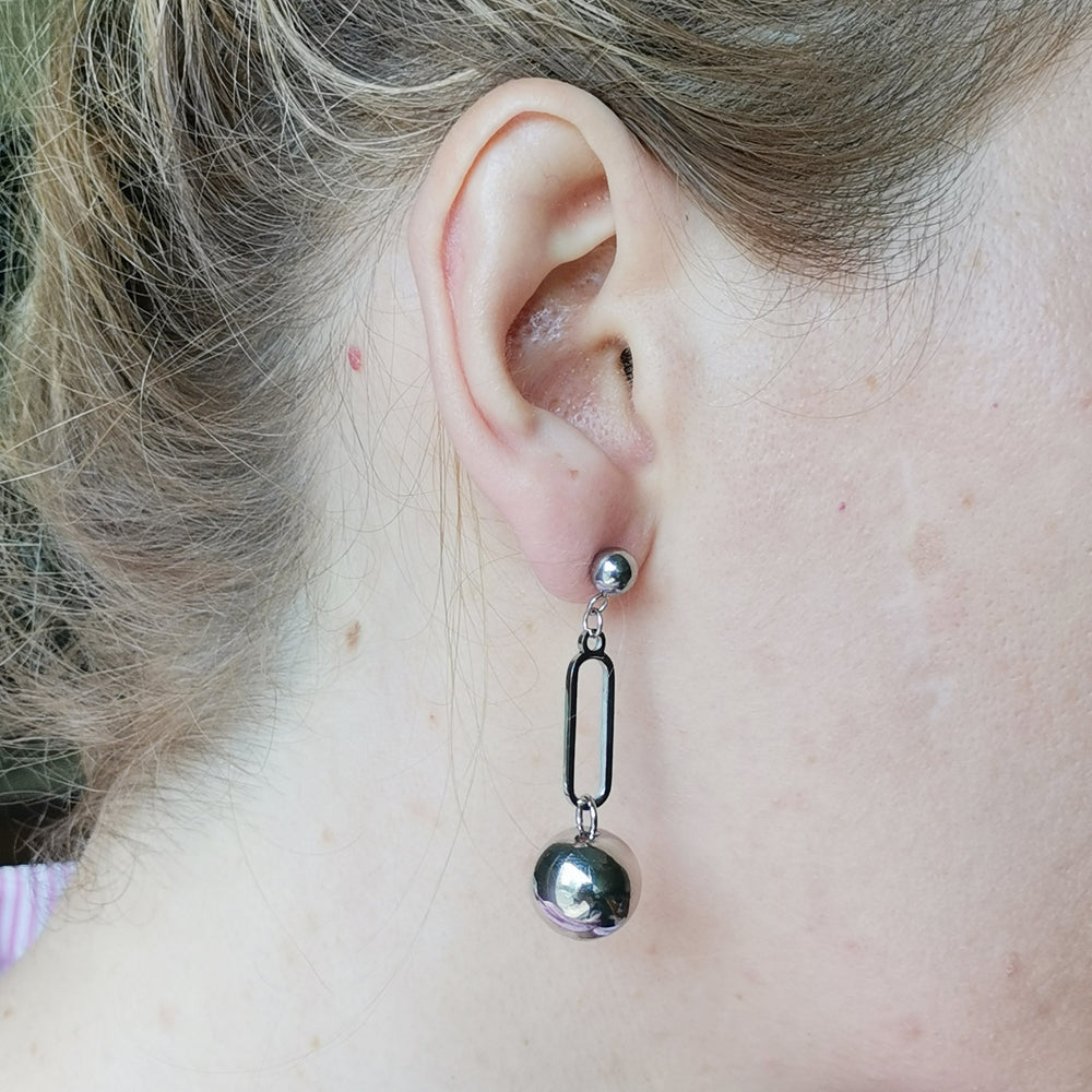 ESS675 STAINLESS STEEL EARRING WITH BALL AAB CO..