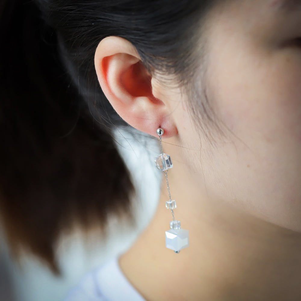 ESS682 STAINLESS STEEL EARRING WITH GLASS AAB CO..